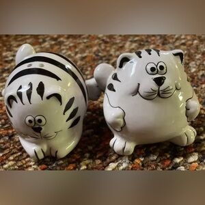 Pier 1 Black & White Cat Kitty Salt & Pepper Shakers Striped Fat Happy